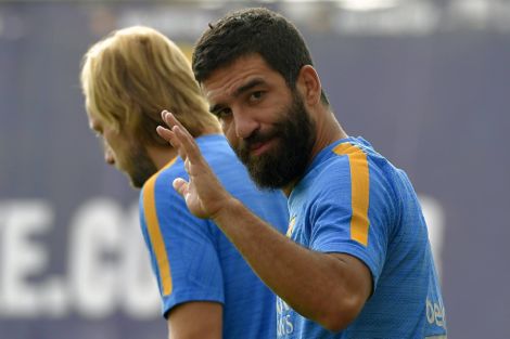 برشلونة يعلن عن إصابة النجم التركي أردا توران في كاحله
