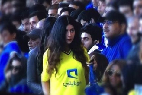 سعودي يطلق زوجته بعدما شاهدها تحضر كأس السوبر في لندن