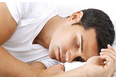 هل يسبب النوم على أحد الجانبين الزهايمر؟