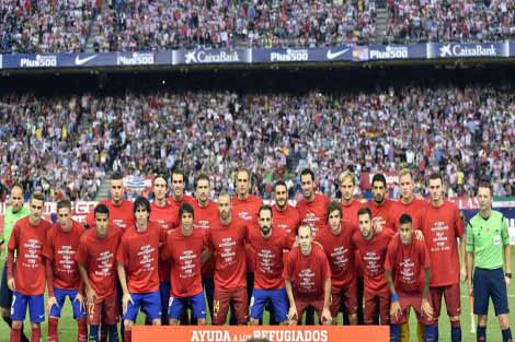 لاعبو أتلتيكو وبرشلونة يتضمنون مع اللاجئين