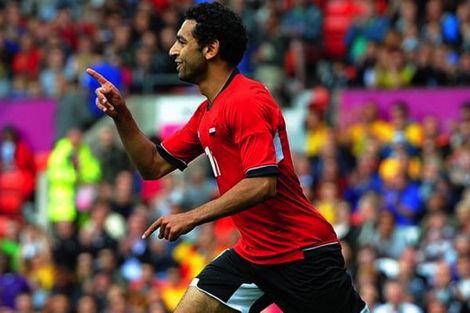 صلاح يُهدي زملائه في منتخب "الفراعنة" قمصان "ذئاب روما"