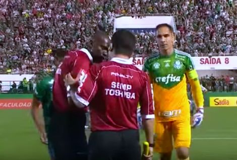 حكم يعيد لاعبًا من غرفة الملابس بعد طرده في البرازيل