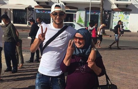 حكيم زياش يصطحب والدته في جولة سياحية بمدينة أكادير‎
