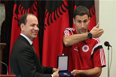 رئيس الوزراء وآلاف يستقبلون المنتخب الألباني