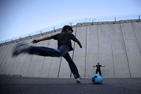 قضبان إسرائيل تحرم فريقا فلسطينيا من نزول الملاعب