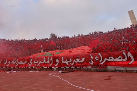 جمهور الوداد يحتفل بذكرى المسيرة بتيفوهات وأغنية "صوت الحسن"