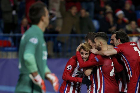 غريزمان يقود أتلتيكو مدريد لتصدر مجموعته