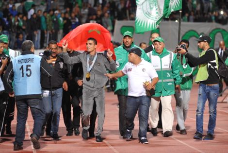 الرجاء يَحتفي بمحمد ربيعي مع الجمهور ويُهديه 5 ملايين سنتيم‎