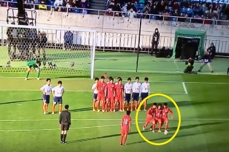 فتيان يابانيون يبتكرون طريقة "مجنونة" لتنفيذ ركلة حرّة