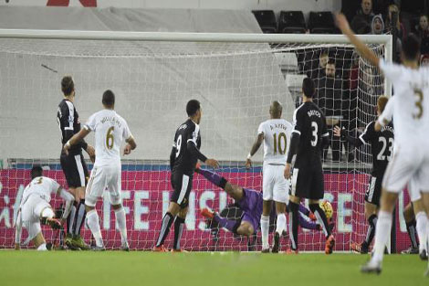 سوانزي يفوز على واتفورد في الدوري الإنجليزي