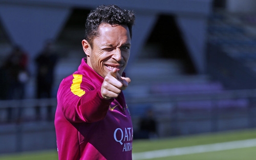 أدريانو يمدد عقده مع برشلونة ويستعد للرحيل