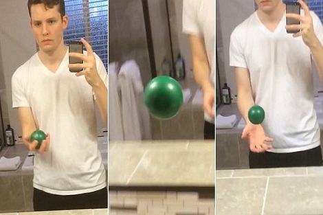 فيديو محيّر.. شاب يلعب الكرة مع صورته في المرآة!!