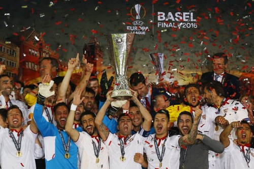 أشبيلية يصنع التاريخ ويحتفظ بلقب الدوري الأوروبي بثلاثية في ليفربول