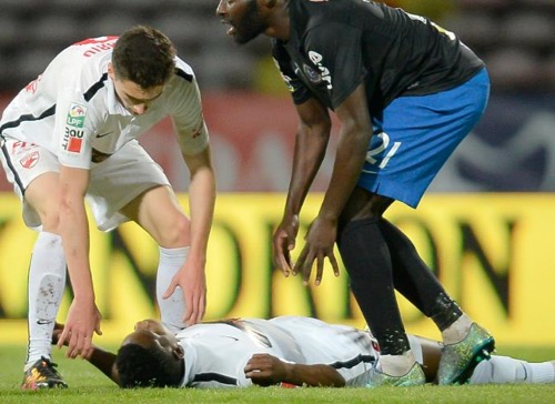وفاة لاعب كاميروني داخل الملعب بالدوري الروماني