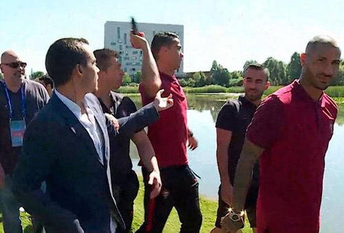رونالدو يلقي بـ"مايك" مراسل برتغالي في بحيرة ويثير الجدل من جديد