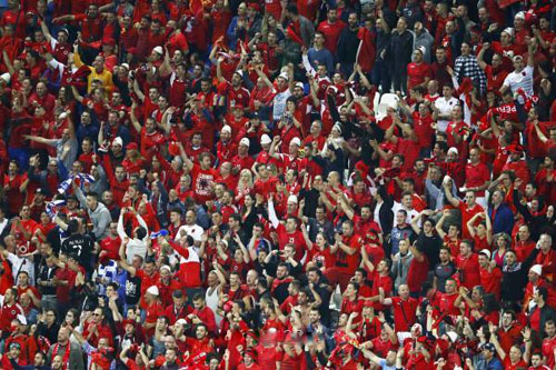اليويفا يدين ألبانيا ورومانيا بسبب شغب الجماهير