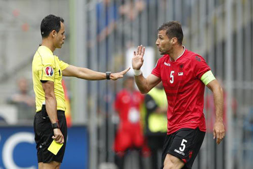 الحكام أبطال مجهولون لدور المجموعات في اليورو