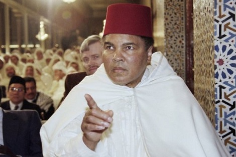 الأسطورة محمد علي.. رياضي أسلم على يديه مليونا شخص