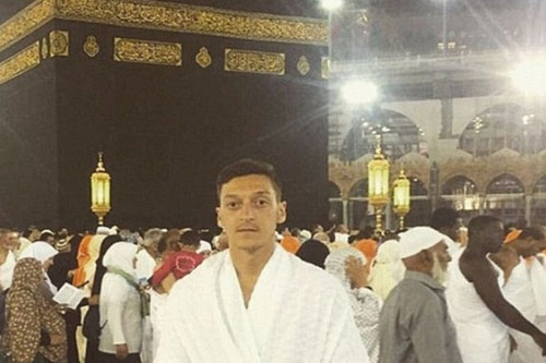 سياسي ألماني يهاجم أوزيل بسبب صوره في مكة