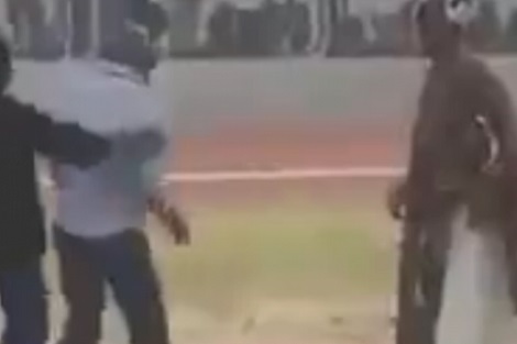 شاهد.. شجار عنيف بسبب تعويذات سحرية وضعت في الملعب