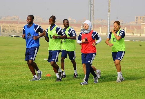 كريمة خاضري.. حكمة مغربية فرضت حجابها على ''الفيفا'' ووضعت حدا لمنعه
