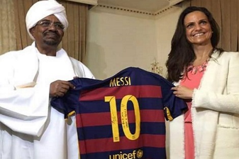 قصة غريبة لسيدة خدعت الرئيس السوداني بقميص ميسي!