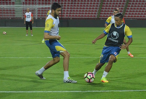 الركراكي: نحَمِل مسؤولية تشريف الكرة المغربية أمام أهلي دبي واللاعبون: نطمَح للتتويج 