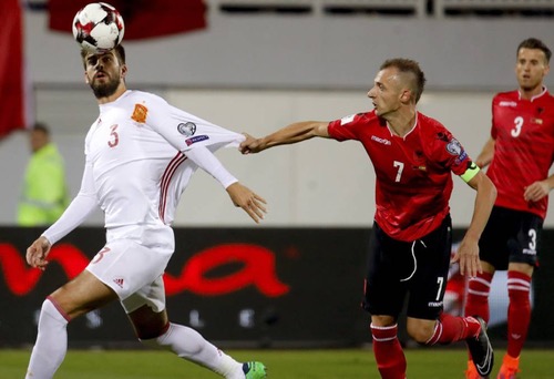 الاتحاد الإسباني يبرئ بيكيه من تهمة إزاله علم بلاده من قميص المنتخب