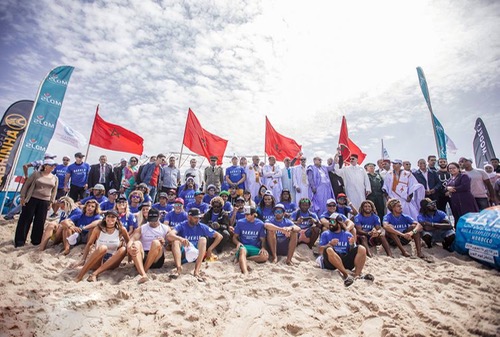 الرياح تؤخر ملتقى الألواح الطائرة لليوم الثاني.. وأبطال العالم يلقنون اللعبة للجيل الصاعد
