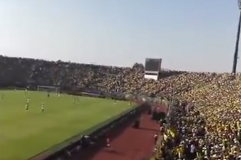 جماهير فريق جنوب إفريقي ترفع صور مرسي في مباراة ضد الزمالك