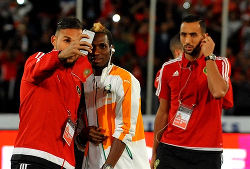 صور "سيلفي" بين لاعبي المغرب والكوت ديفوار قبل "مباراة القمّة"