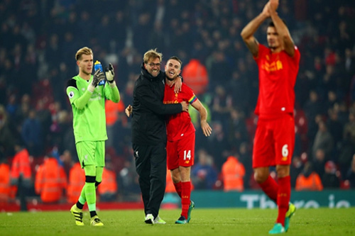 ليفربول يفلت من كمين سندرلاند ويواصل المطاردة مع السيتي