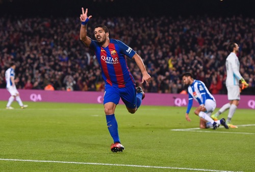 سواريز وميسي يقودان برشلونة لاكتساح إسبانيول برباعية في الدوري الإسباني
