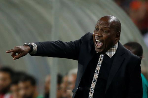 إقالة مدرب جنوب إفريقيا من منصبه بسبب الخلافات