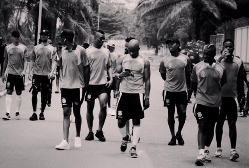 قبل يومين من موَاجهتهم "الأسُود".. لاعبُو منتخب الكونغو يخوضون إضراباً عن التّداريب!