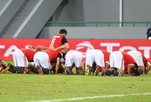 طموح "الأسود" مقابل ذكاء "منتخب الساجدين"..لمن سيؤول صراع الإخوة الأشقاء؟