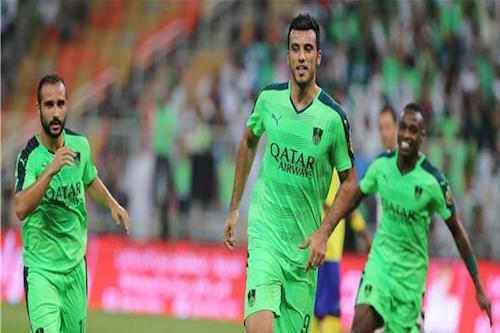 منتخب السعودية يطلب تجنيس نجم الأهلي