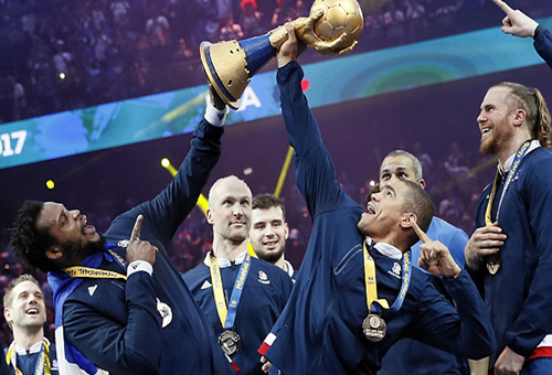 محكمة فرنسية تعاقب نجمي منتخب اليد بالسجن شهرين