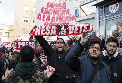 رئيس الليغا يساند زوزوليا ويقاضي 17 مشجعًا