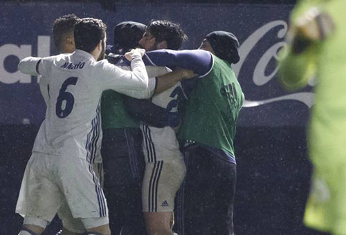 ريال مدريد يعبر أوساسونا بثلاثية ويستعيد صدارة الدوري الإسباني