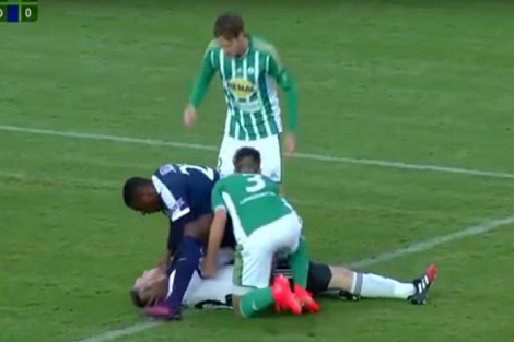 بالفيديو.. لاعب يقظ ينقذ حياة حارس الخصم بكل سرعة