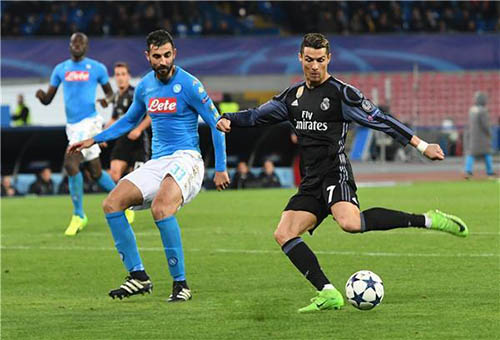 مدافع نابولي يوضح سر التحول في مباراة ريال مدريد