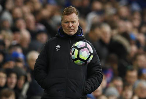 كومان يطالب لاعبي إيفرتون بعدم الخوف من ليفربول