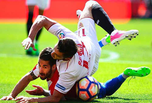 خيخون يعرقل إشبيلية لمصلحة أتلتيكو مدريد