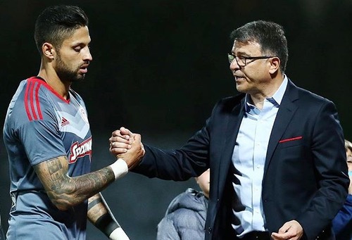 بعد تتويجه بالدوري اليوناني وانتهاء عقده.. أين سينطلق موسم داكوستا المقبل؟
