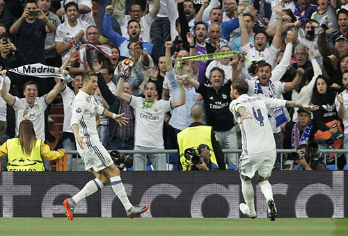 دولي مغربي يحتفل بفوز ريال مدريد على الأتليتيكو‎