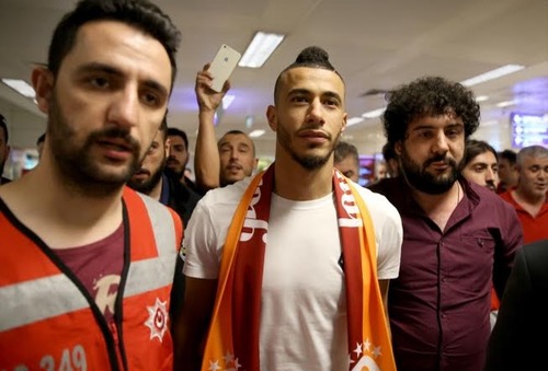 بلهندة يصل إلى إسطنبول للتوقيع لـ"غالطا سراي" التركي في صفقة بلغت قيمتها 9 ملايين أورو