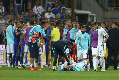 لاعب يوناني يفقد أسنانه بعد اشتباك مع مدرب البوسنة