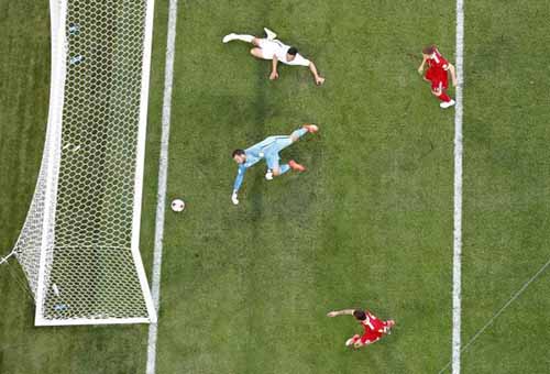 روسيا تتنفس الصعداء بعد اجتياز الاختبار الأول بكأس القارات