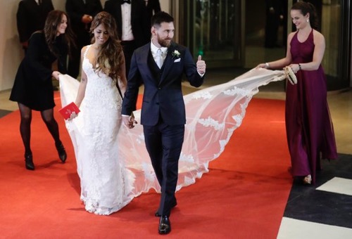 ميسي وأنتونيلا يتوجان قصّة حبهما بزفاف رسمي باذخ بحضور نجوم كرة القدم